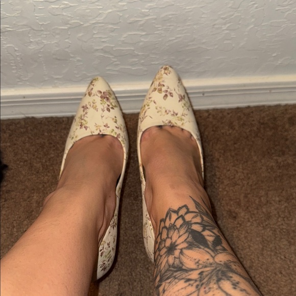 FIONI Clothing Cream Floral Heels - Picture 5 of 6